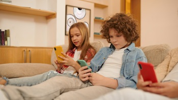 addiction-reseaux-sociaux-enfants-ados